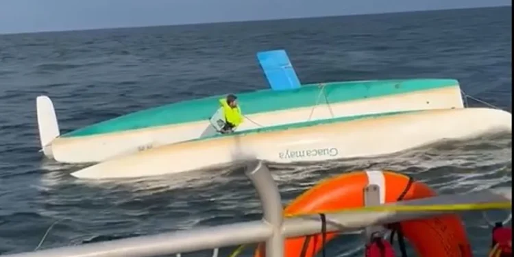 Boat capsizes near Alabama coast, 4 people rescued