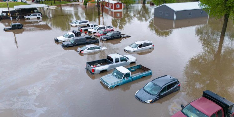 Heavy rainfall causes flash flooding in SW Kansas