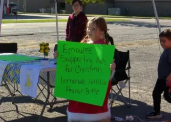 Alabama 8-year-old who raised money for mother’s headstone now giving back