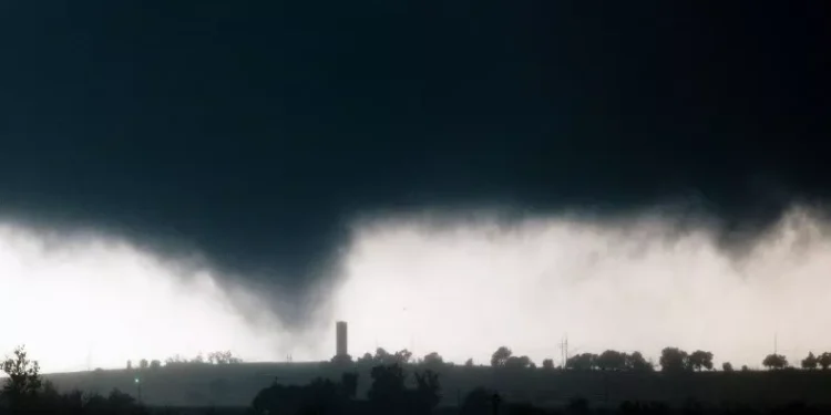 Tornado strikes Oklahoma despite weather service warning