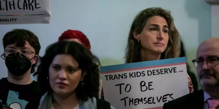 Advocates warn transgender Texans not to seek license gender change