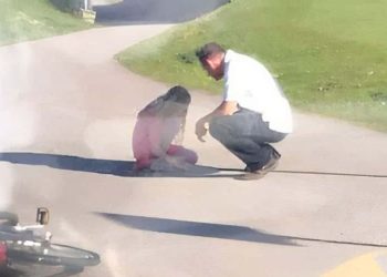 Bus driver sees girl crying in the street — he stops to comfort her after finding out she'd been bullied
