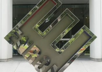 ‘Enron CEO’ Connor Gaydos hit in the face with pie in New York City