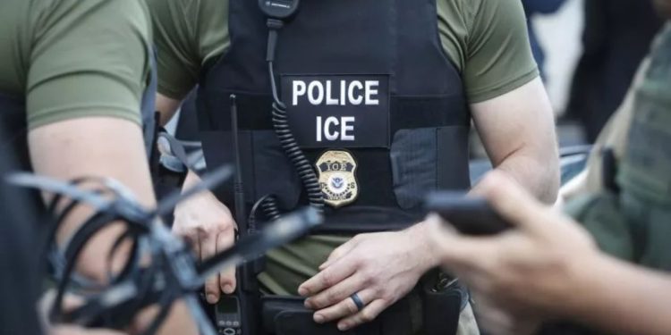 ICE Apprehended Multiple Migrants Outside Arizona Court: ‘Mayhem’